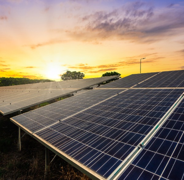 Pose de panneaux solaires sur toiture résidentielle à Beynost par Bart’ELEC